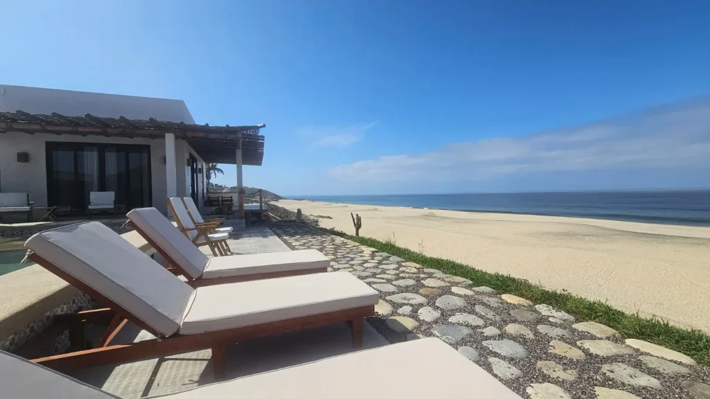 Casa Del Perro beside the Pacific