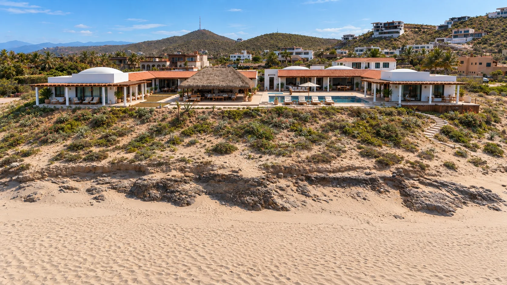 Casa Del Perro junto a la playa con las montañas de Baja California Sur al fondo